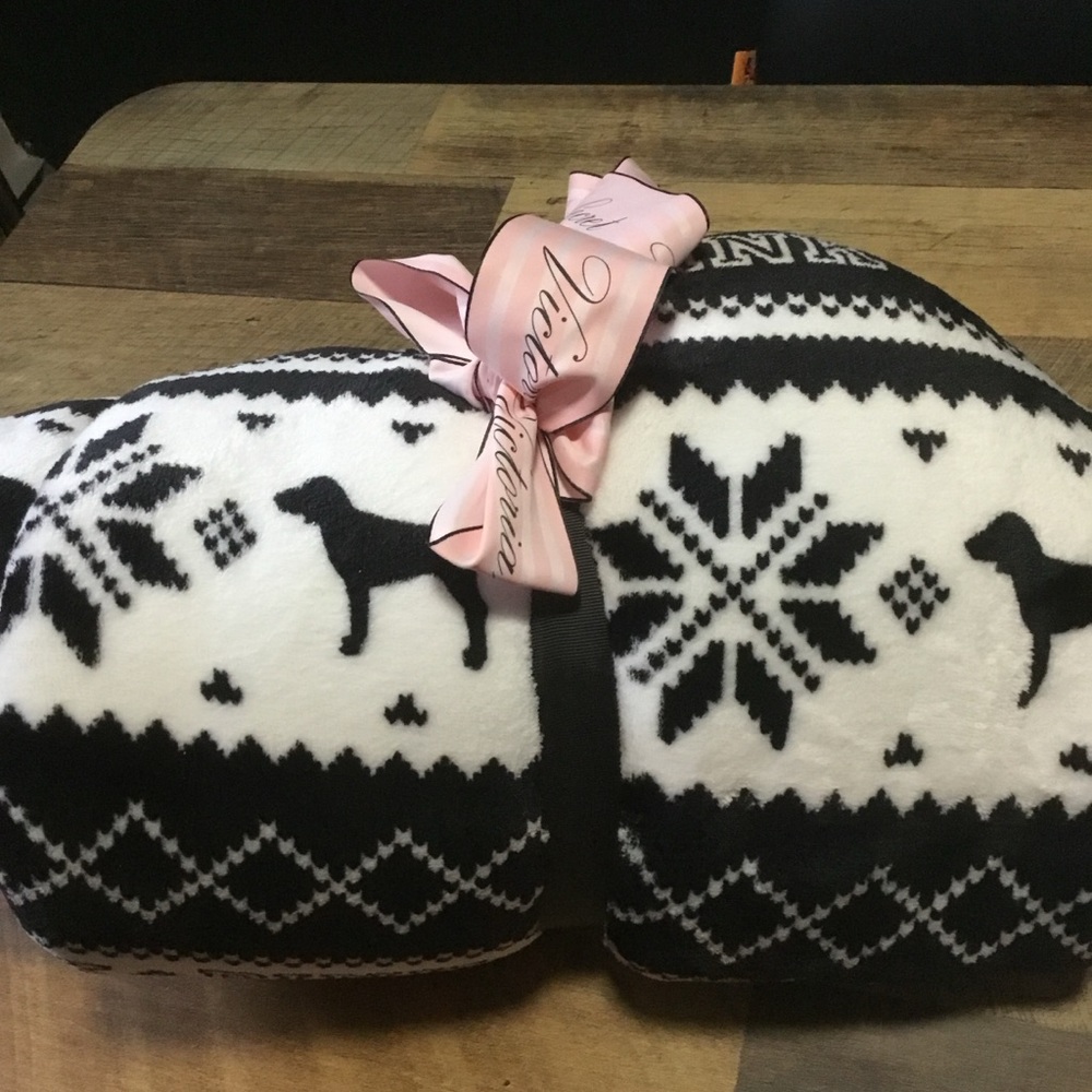 New Victoria's Secret Pink Black and White Fleece Blanket